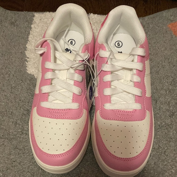 art class Other - BRAND NEW GIRLS GYM SHOES SIZE 6! NWT! SMOKE FREE HOME! NO BOX!